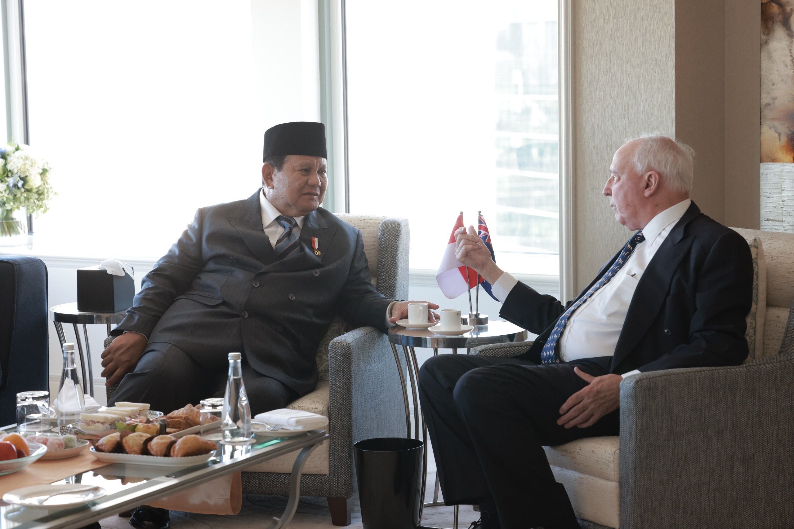 Prabowo Subianto menerima kunjungan mantan Perdana Menteri Australia Paul Keating di hotel tempatnya bermalam selama di Sydney <b>(Istimewa)</b>