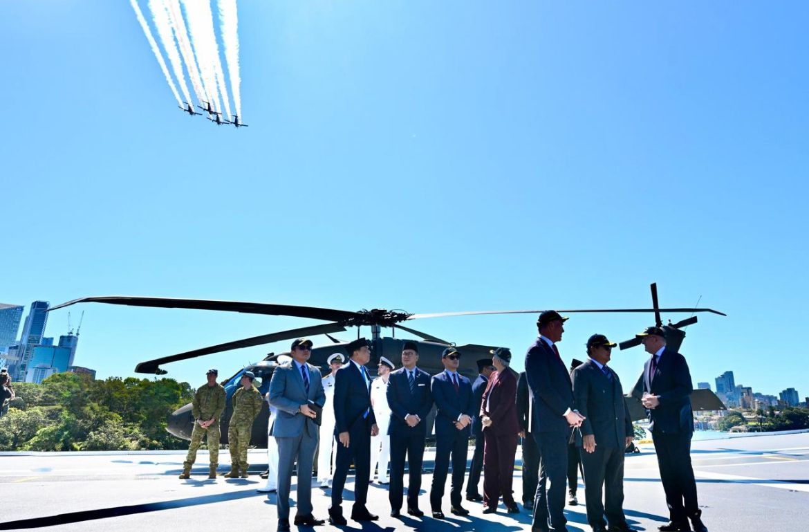 Presiden Republik Indonesia Prabowo Subianto meninjau langsung Kapal HMAS Canberra di Garden Island Naval Base, Australia <b>(Sekretariat Presiden)</b>