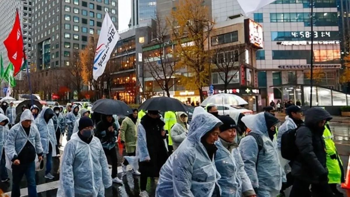 Photo file: Massa berbaris di bawah hujan deras untuk memprotes Presiden Korea Selatan Yoon Suk Yeol, saat aksi mogok dan protes terus berlangsung di tengah krisis darurat militer, di Seoul, Korea Selatan, 5 Desember 2024. ANTARA/Anadolu/py. <b>(Antara)</b>