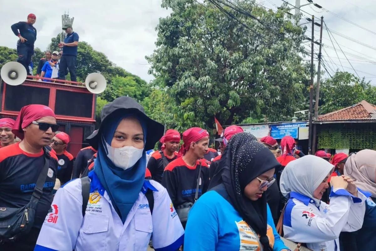 Aksi protes sejumlah anggota Pimpinan Unit Kerja Serikat Pekerja Dirgantara Digital dan Transportasi (PUK SPDT FSPMI) PT Transjakarta di depan Kantor Transjakarta, Jakarta Timur, Rabu (12/11/2025). ANTARA/Siti Nurhaliza <b>(Antara)</b>