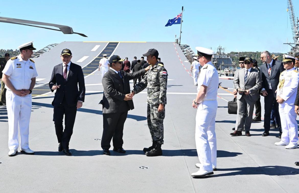 Presiden Republik Indonesia Prabowo Subianto meninjau langsung Kapal HMAS Canberra di Garden Island Naval Base, Australia <b>(Sekretariat Presiden)</b>