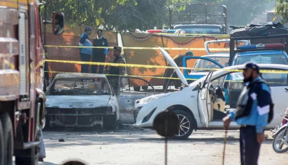 Seorang petugas polisi berdiri di lokasi ledakan di luar gedung pengadilan di Islamabad, Pakistan pada 11 November 2025. (Foto: Reuters/Waseem&nbsp;Khan) <b>(CNA)</b>