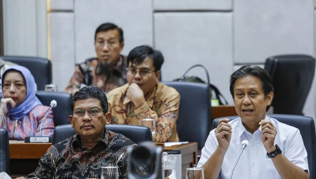 Menteri Kesehatan Budi Gunadi Sadikin (kanan) bersama Dirut BPJS Kesehatan Ali Ghufron Mukti (kiri) mengikuti rapat kerja bersama Komisi IX DPR di Kompleks Parlemen, Senayan, Jakarta, Kamis, 13 November 2025. Rapat tersebut membahas evaluasi keberlan <b>(Antara)</b>