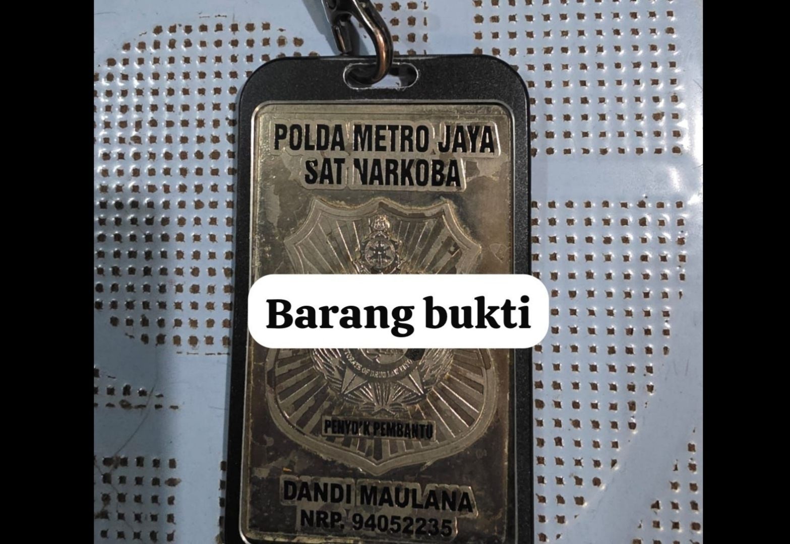ID card polisi palsu yang disita. 