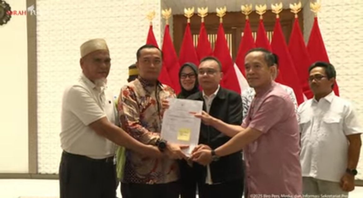 Menteri Sekretaris Negara Prasetyo Hadi dan Waka DPR Sufmi Dasco Ahmad di Halim <b>(Istimewa)</b>