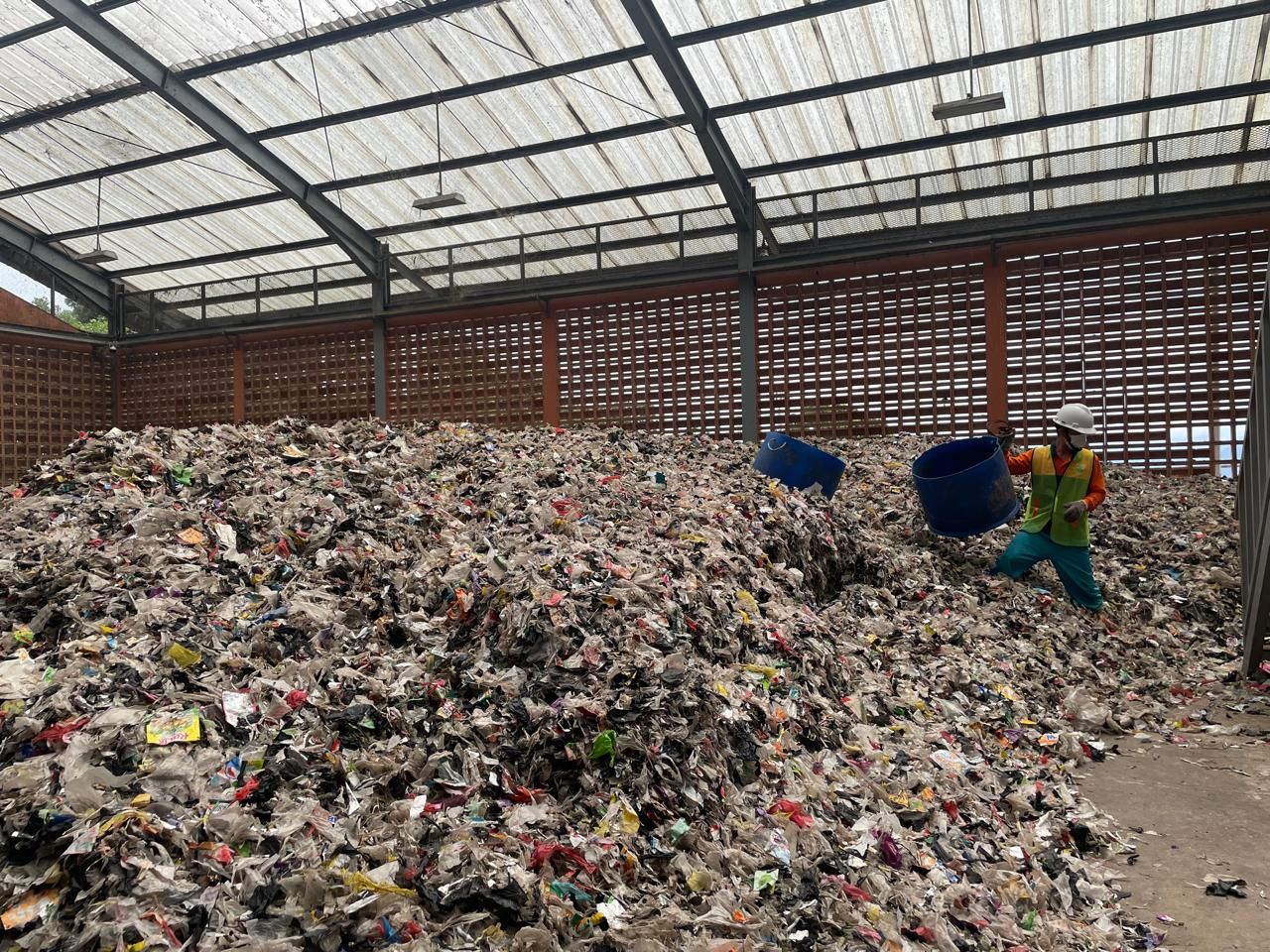 Tempat Pengolahan Sampah Terpadu (TPST) Sentiong di Cimahi, Jawa Barat  <b>(Ntvnews.id-Muslimin Trisyuliono)</b>