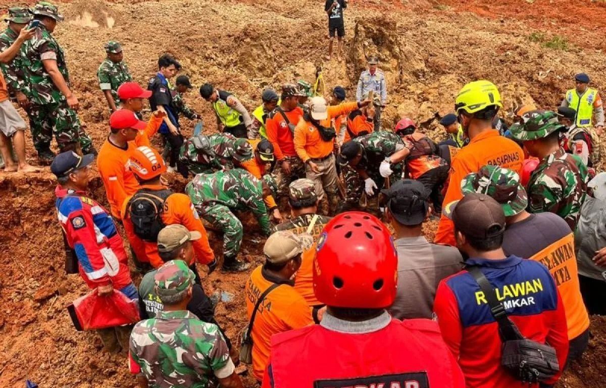 Tim SAR gabungan berupaya mengevakuasi jenazah Yuni yang ditemukan tertimbun material longsoran di Worksite B-1 lokasi bencana tanah longsor, Desa Cibeunying, Kecamatan Majenang, Kabupaten Cilacap, Jawa Tengah, Jumat, 14 November 2025. ANTARA/HO-Basa <b>(Antara)</b>
