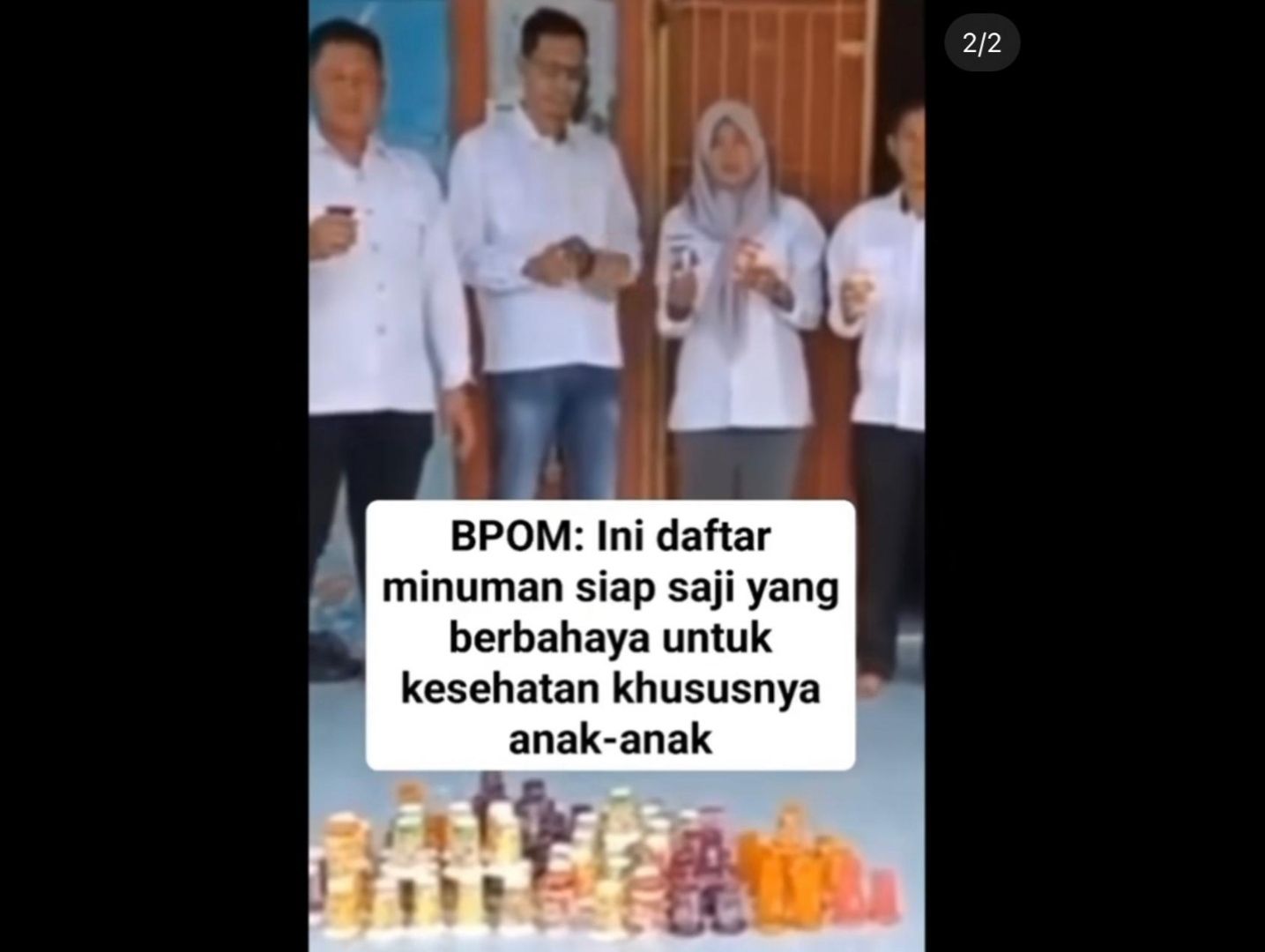 Pihak yang disebut petugas BPOM merazia minuman Ale-Ale dan lainnya.  <b>(Instagram)</b>