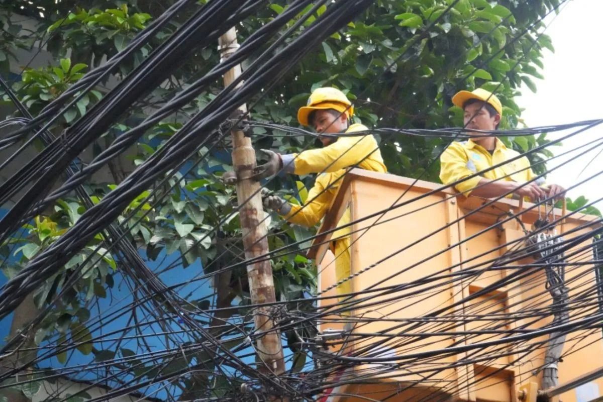 Suku Dinas Bina Marga Jakarta Selatan menangani kabel yang menjuntai di Jalan Anggrek II, Kelurahan Karet Kuningan, Kecamatan Setiabudi, Jakarta, Jumat, 14 November 2025. ANTARA/HO-Pemprov DKI Jakarta. <b>(Antara)</b>