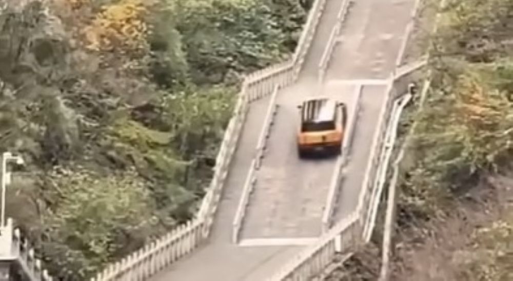 Chery Fengyun X3L kehilangan kendali saat menuruni anak tangga curam, hingga menabrak pagar pengaman. (Foto: Tangkapan layar YouTube CarNewsChina)