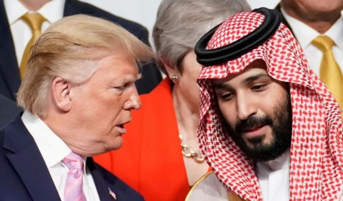 Arsip - Presiden AS Donald Trump berbicara dengan Pangeran Mahkota Arab Saudi Mohammed bin Salman saat KTT G20 di Osaka, Jepang, 28 Juni 2019. (ANTARA/REUTERS/Kevin Lamarque/aa) <b>(Antara)</b>