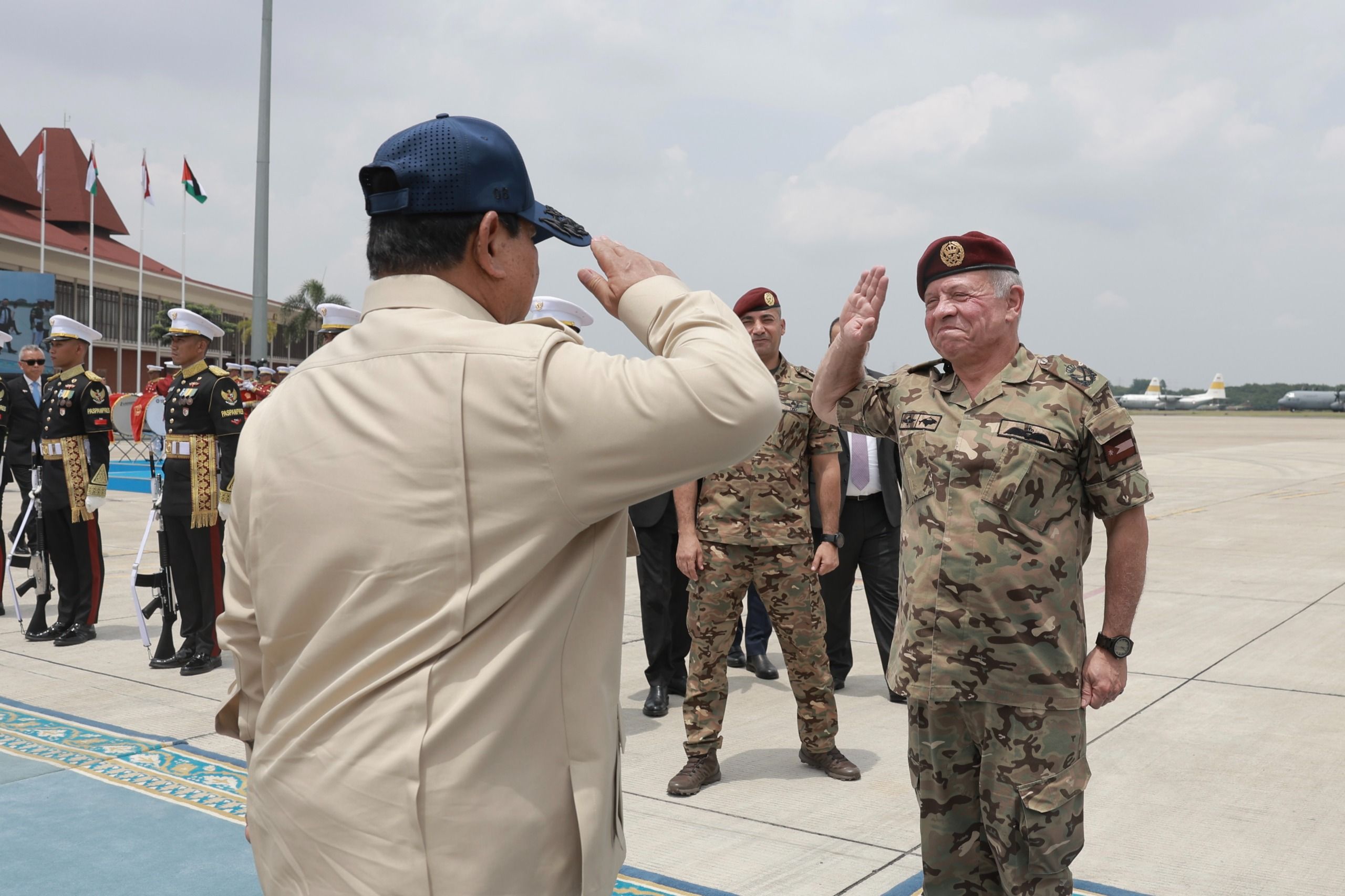 Presiden RI Prabowo Subianto mengantarkan langsung kepulangan Raja Yordania Abdullah II bin Al-Hussein untuk melanjutkan kunjungan kerja ke Pakistan.  