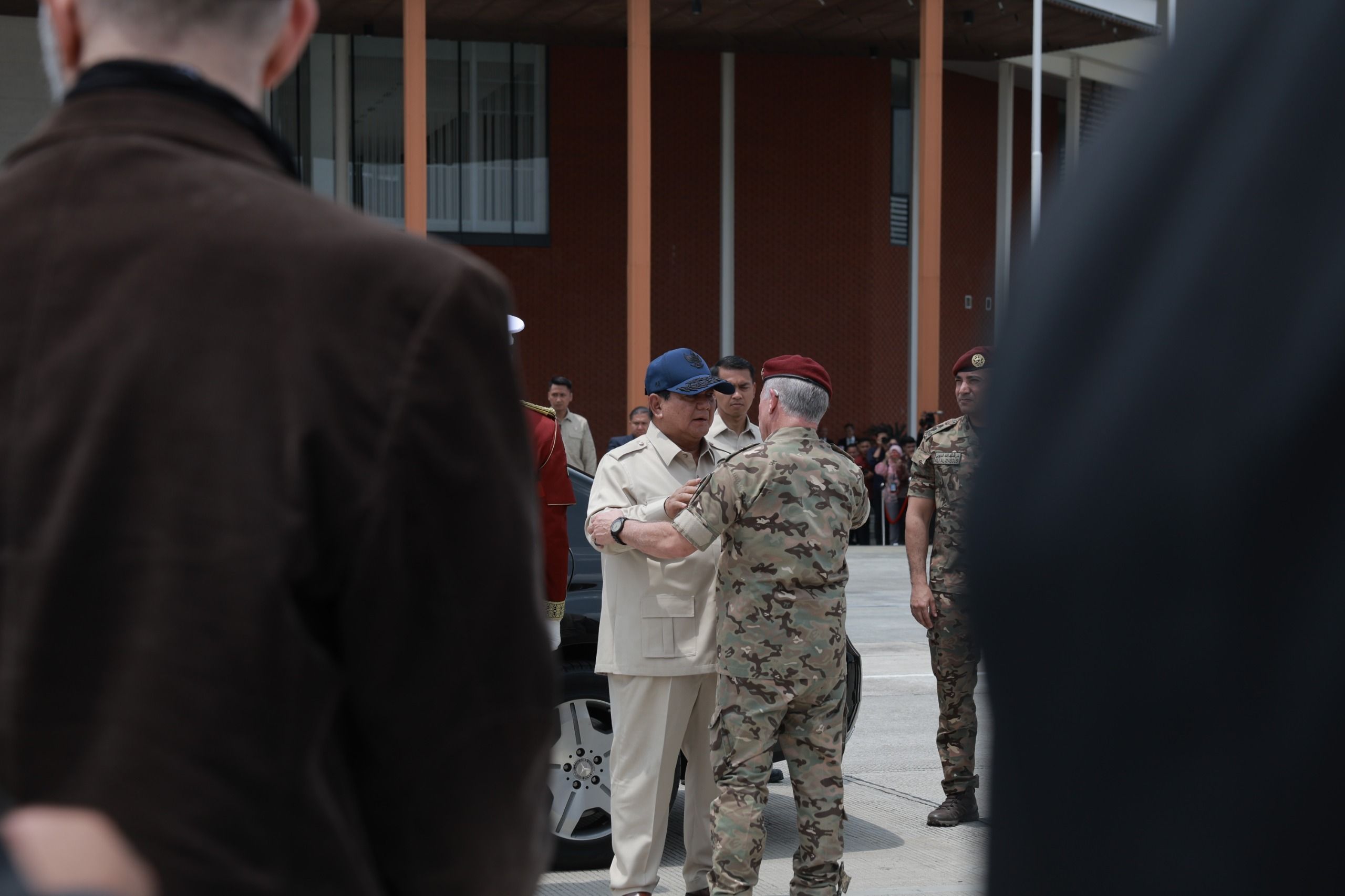 Presiden RI Prabowo Subianto mengantarkan langsung kepulangan Raja Yordania Abdullah II bin Al-Hussein untuk melanjutkan kunjungan kerja ke Pakistan.  