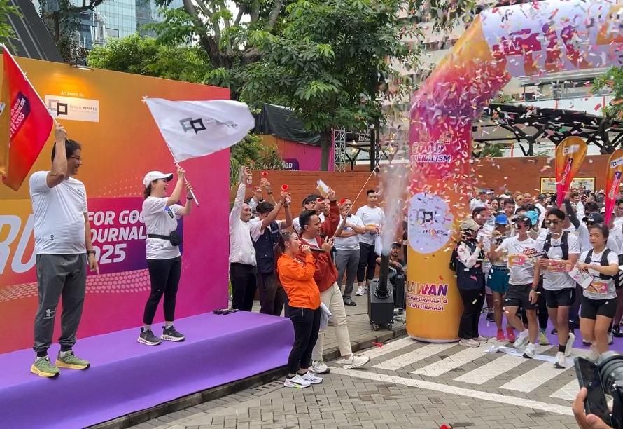 Menkeu Purbaya Yudhi Sadewa dan Ketua Forum Pemred Retno Pinasti melepas para pelari.  <b>(NTVNews.id)</b>