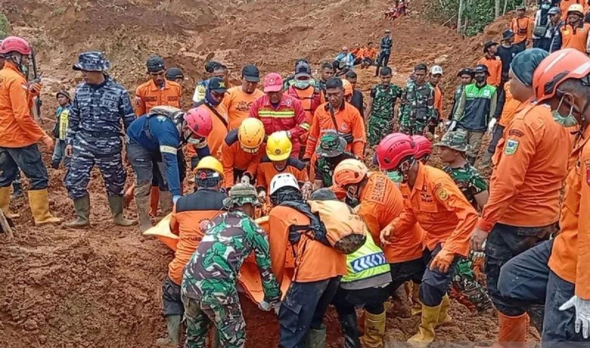 Tim SAR gabungan mengevakuasi jenazah Kasrinah yang ditemukan tertimbun material longsoran di Worksite A-2, Dusun Cibuyut, Desa Cibeunying, Kecamatan Majenang, Kabupaten Cilacap, Jawa Tengah, Minggu 16 November 2025 . ANTARA/HO-Basarnas Cilacap/pri. <b>(Antara)</b>