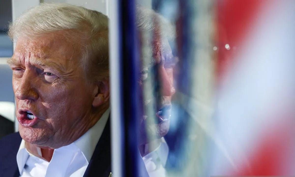 Arsip - Presiden AS Donald Trump berbicara kepada wartawan saat perjalanan ke Tokyo di pesawat Air Force One, Senin 27 Oktober 2025. ANTARA FOTO/REUTERS/Evelyn Hockstein/agr <b>(Antara)</b>