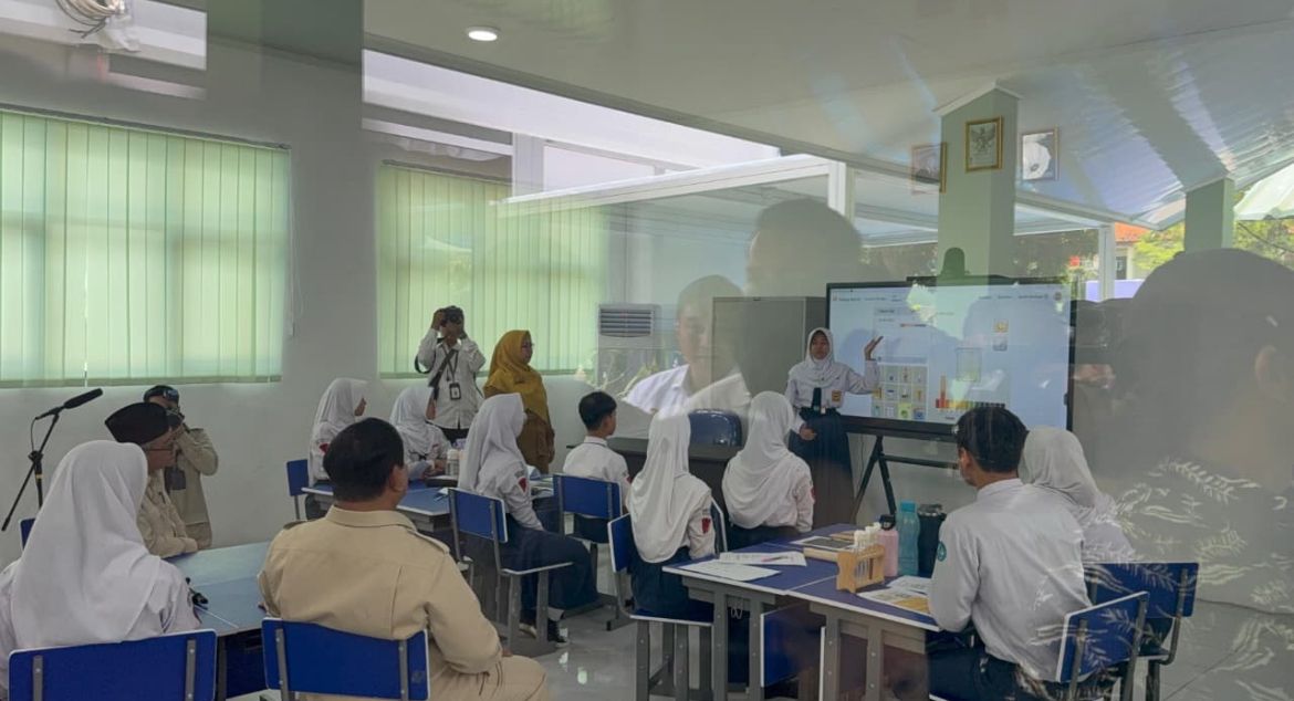 Prabowo Tiba dan Tinjau Langsung Digitalisasi Pembelajaran di SMPN 4 Bekasi <b>(NTV)</b>
