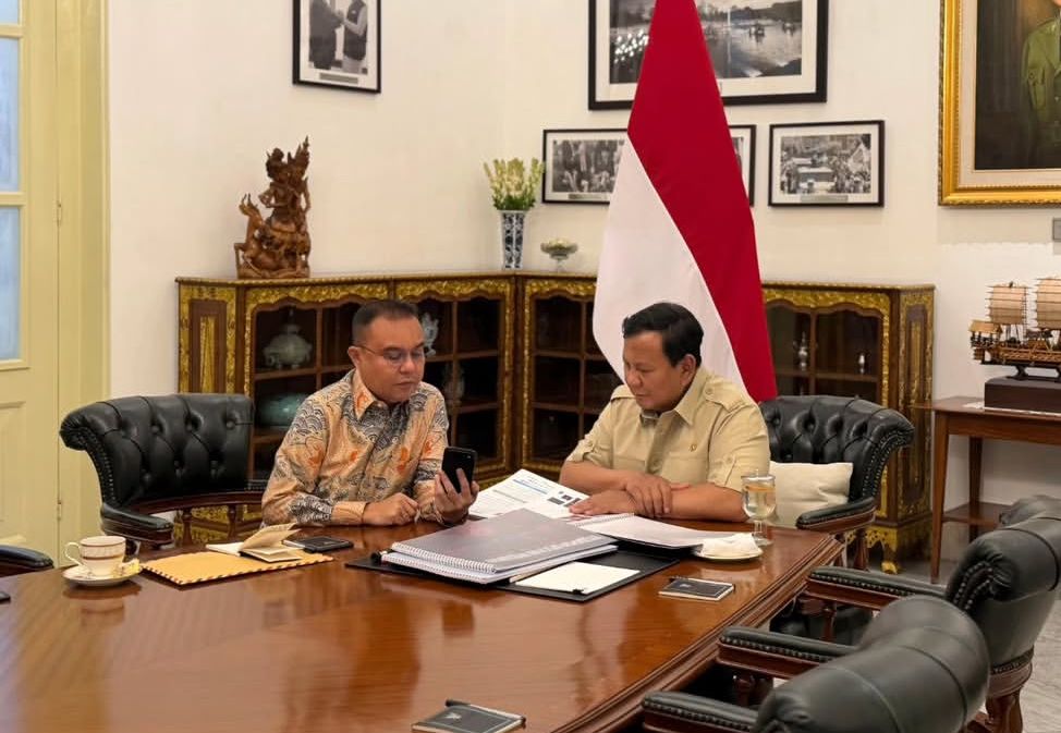 Prabowo dan Wakil Ketua DPR Sufmi Dasco Bahas Empat Program Strategis di Istana <b>(Sekretariat Kabinet)</b>