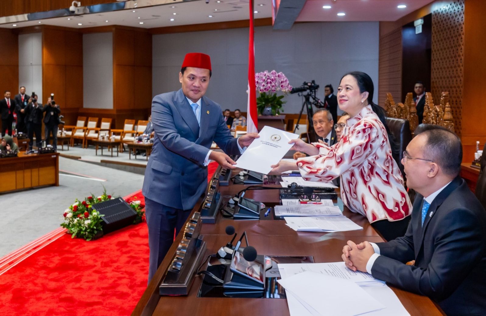Ketua Komisi III DPR RI Habiburokhman (kiri) saat rapat paripurna pengesahan KUHAP hasil revisi. 