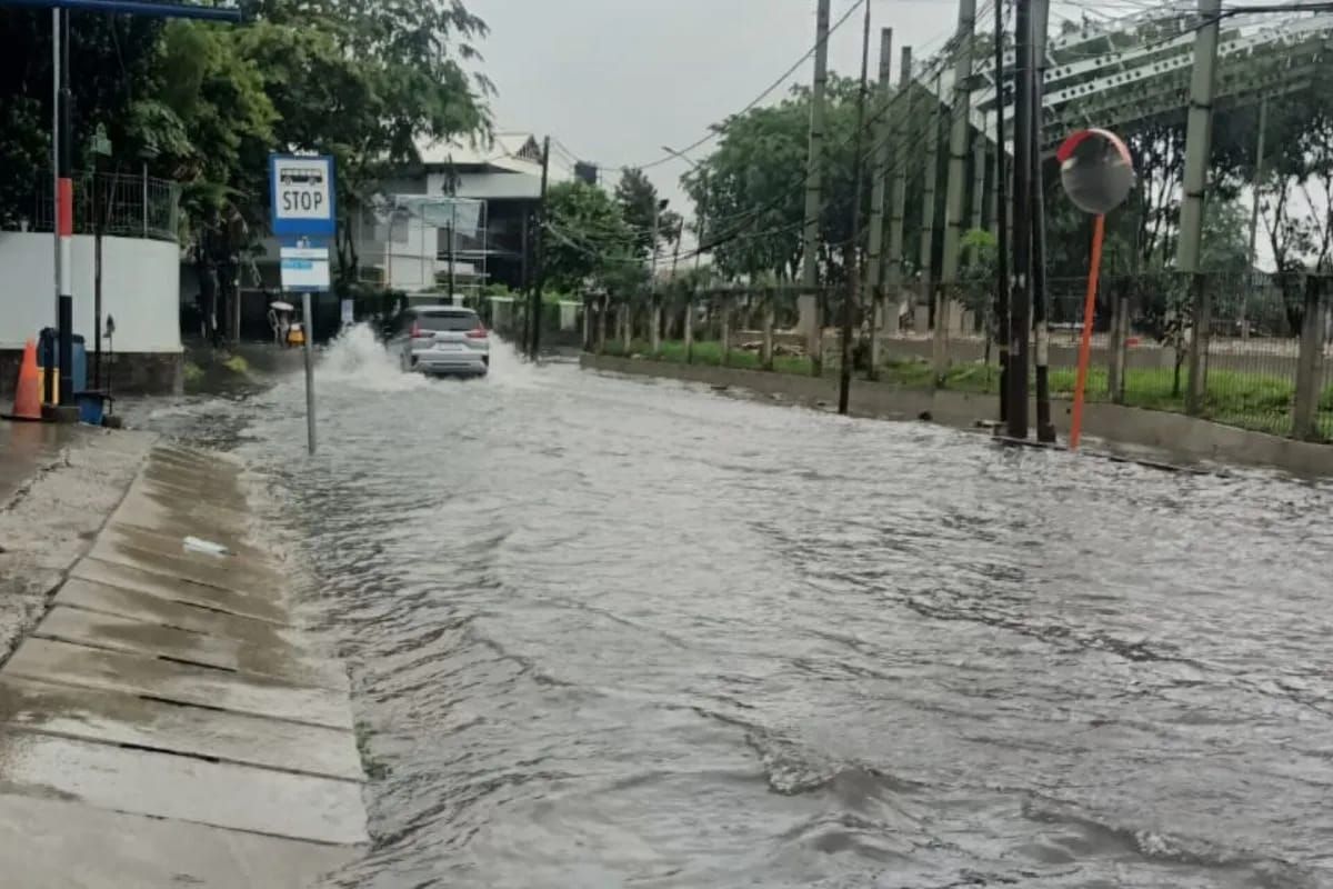 Genangan air di sekitar Jalan Cipinang Indah, Jakarta pada Selasa (18/11/2025) mengakibatkan layanan Mikrotrans JAK02: Duren Sawit - Kampung Melayu mengalami pengalihan rute. ANTARA/X/@PT_Transjakarta <b>(Antara)</b>