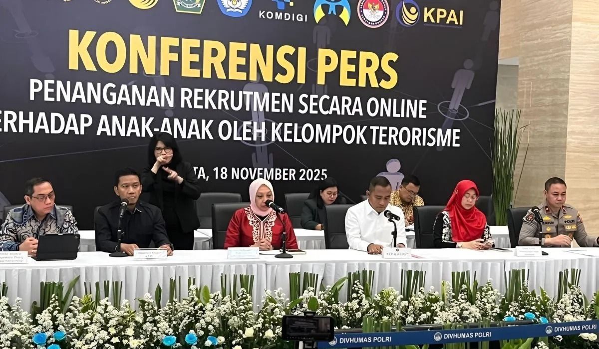 Densus 88 AT Polri bersama Badan Nasional Penanggulangan terorisme (BNPT) menggelar konferensi pers "Penanganan Anak Rekrutmen Secara Online Terhadap Anak-anak Oleh Kelompok Terorisme" di Gedung Bareskrim Polri, Jakarta, Selasa, 18 November 2025. (AN <b>(Antara)</b>