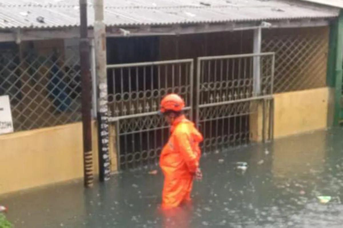 Petugas BPBD DKI Jakarta memonitor lokasi banjir di Jakarta, Selasa 17 November 2025. ANTARA/HO-BPBD DKI <b>(Antara)</b>