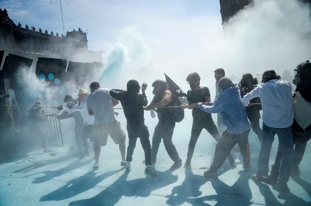 Demonstran mencoba menarik penghalang selama protes terhadap ketidakamanan dan korupsi di negara itu, di luar Istana Nasional, di Mexico City, Meksiko, 15 November 2025.  <b>(Reuters)</b>