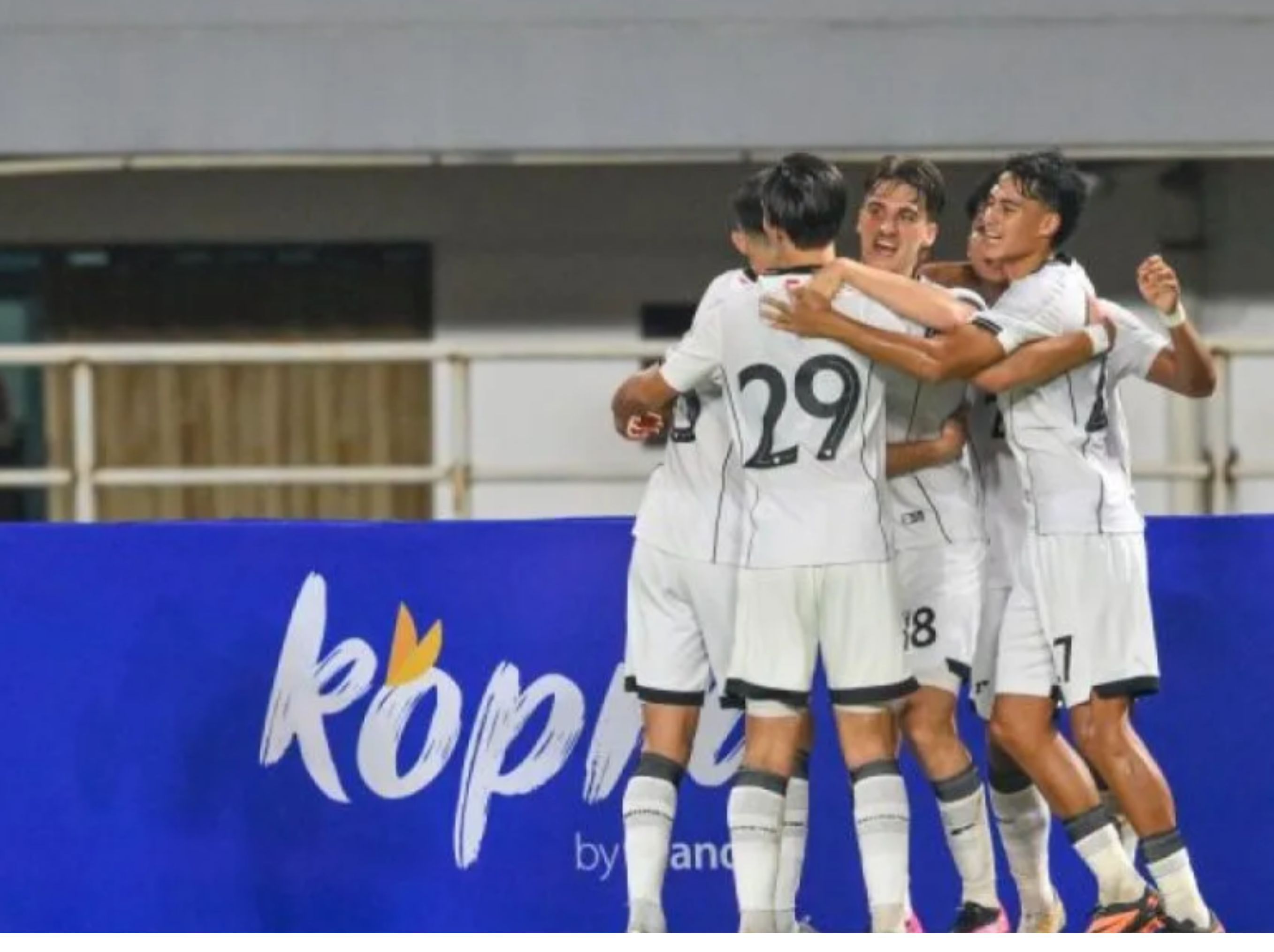Pesepak bola Timnas Indonesia U-22 Mauro Nils Zijlstra (ketiga kanan) bersama kompatriotnya berselebrasi usai mencetak gol ke gawang Mali U-22 pada laga uji coba FIFA Match Day di Stadion Pakansari, Kabupaten Bogor, Jawa Barat, Selasa (18/11/2025). A <b>(antara)</b>