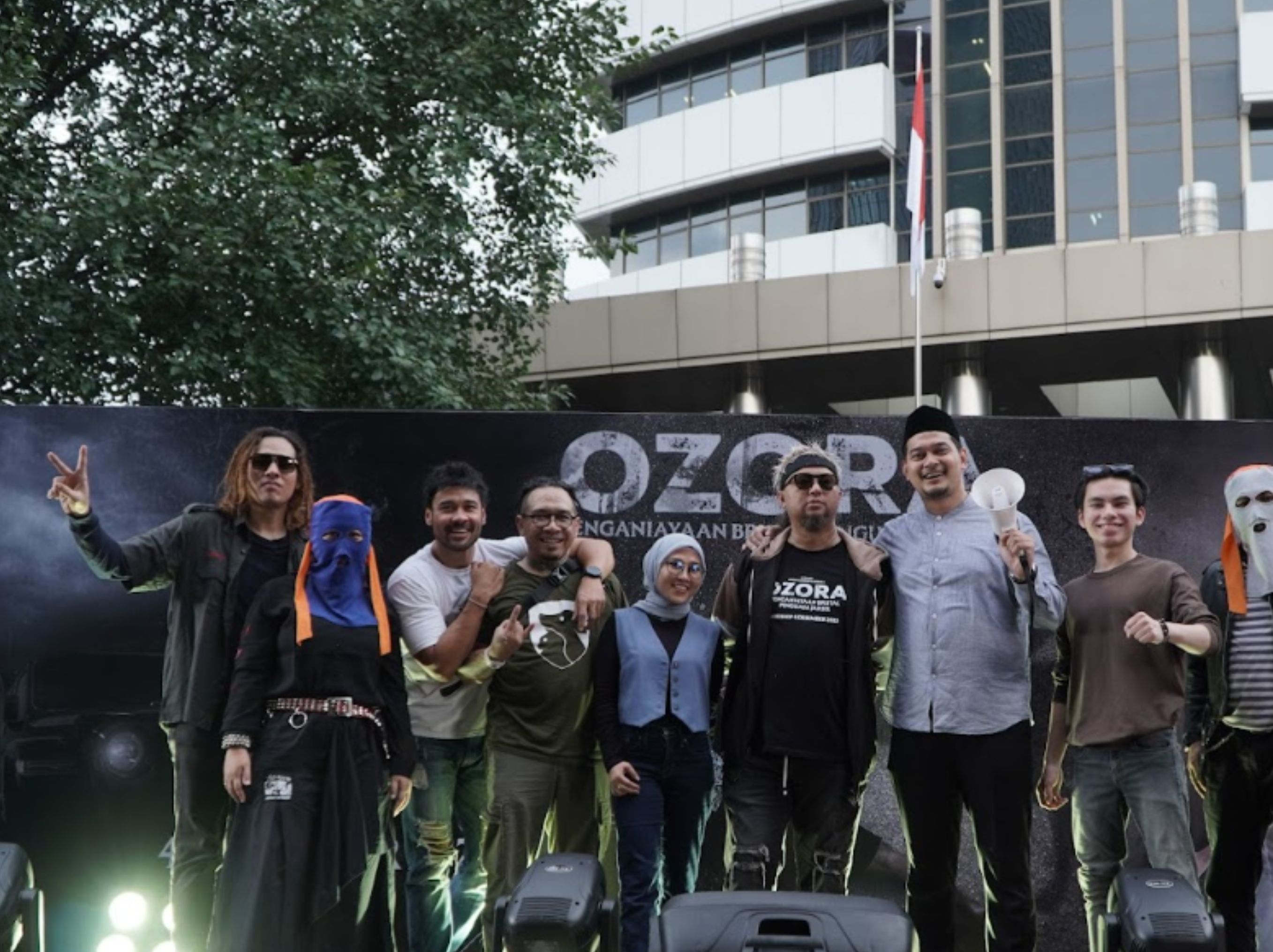 Aksi ini diinisiasi dan dipimpin oleh sejumlah nama penting seperti Anggy Umbara (sutradara film), para musisi Sukatani dan Armia and The Shadows, aktor lintas generasi Chicco Jerikho dan Sinyo, serta ustadz muda Cholidi. Hadir pula sosok Jonathan La <b>(dok)</b>