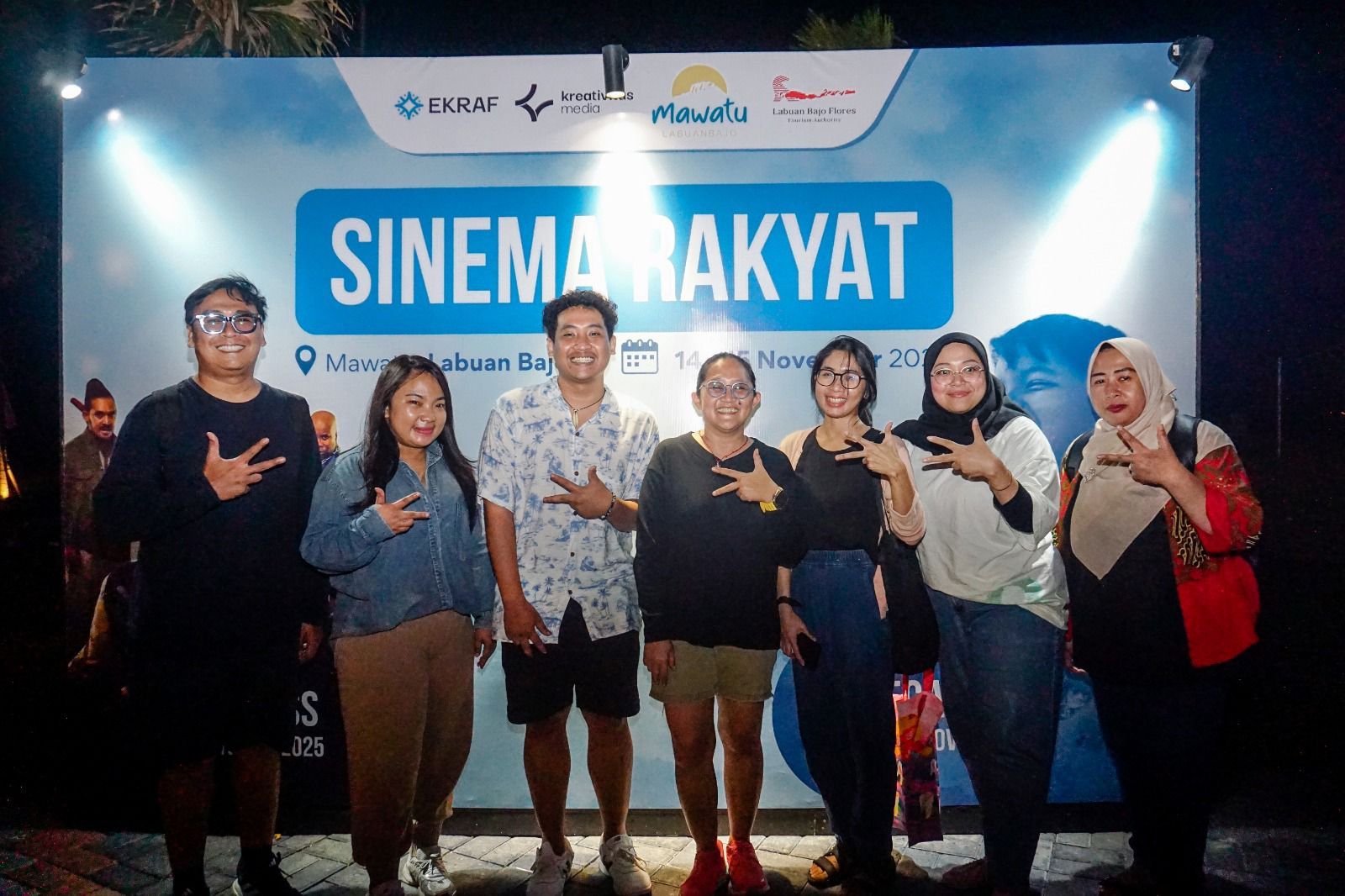 Kementerian Ekonomi Kreatif/Badan Ekonomi Kreatif (Ekraf) menghadirkan bioskop alternatif melalui program Sinema Rakyat di Labuan Bajo pada 14-15 November 2025. Kolaborasi Deputi Bidang Kreativitas Media melalui Direktorat Film, Animasi dan Video dengan Badan Pelaksana Otorita Labuan Bajo Flores dan Mawatu Labuan Bajo ini menjadi bagian dari strategi pemerataan akses tontonan film berkualitas sekaligus penguatan ekosistem kreatif berbasis potensi lokal. <b>(Kementerian Ekonomi Kreatif/Badan Ekonomi Kreatif (Ekraf) menghadirkan bioskop alternatif melalui program Sinema Rakyat di Labuan Bajo pada 14-15 November 2025. Kolaborasi Deputi Bidang Kreativitas Media melalui Direktorat Film, Animasi dan Video dengan Badan Pelaksana Otorita Labuan Bajo Flores dan Mawatu Labuan Bajo ini menjadi bagian dari strategi pemerataan akses tontonan film berkualitas sekaligus penguatan ekosistem kreatif berbasis potensi lokal.)</b>