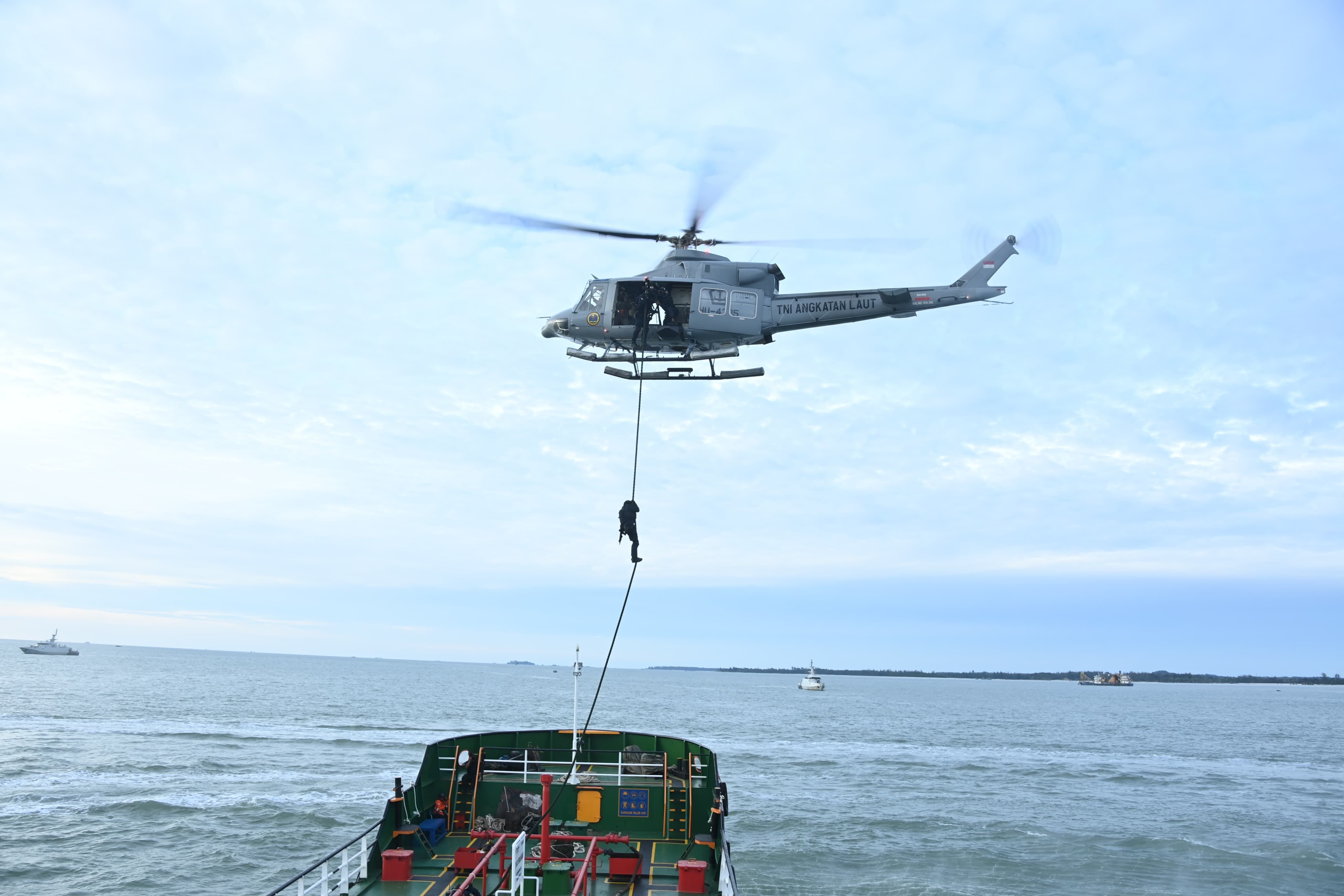 Operasi Gabungan Laut&ndash;Udara TNI Berhasil Amankan Dua Kapal Pembawa Pasir Timah Ilegal <b>(Puspen TNI)</b>
