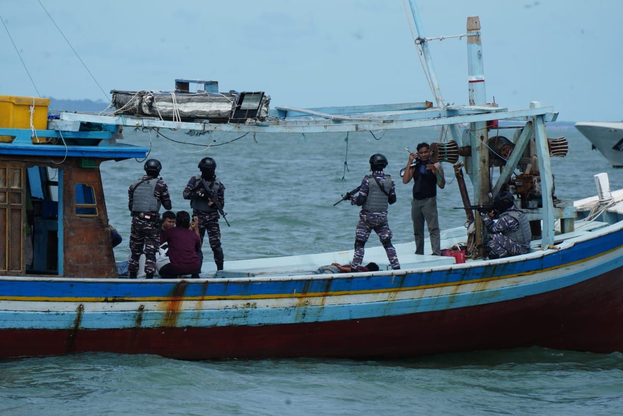 Operasi Gabungan Laut&ndash;Udara TNI Berhasil Amankan Dua Kapal Pembawa Pasir Timah Ilegal <b>(Puspen TNI)</b>