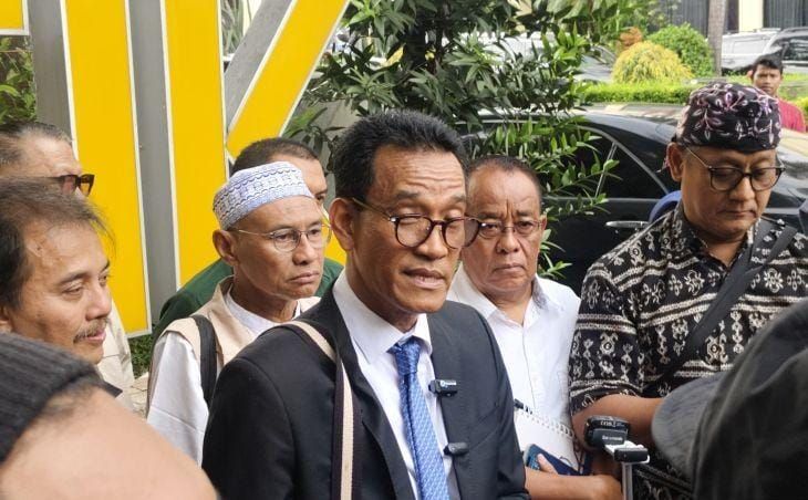 Pakar Hukum Tata Negara Refly Harun (tengah) berbicara di hadapan awak media di Gedung STIK-PTIK, Jakarta, Rabu 19 November 2025. (ANTARA/Nadia Putri Rahmani) <b>(Antara)</b>