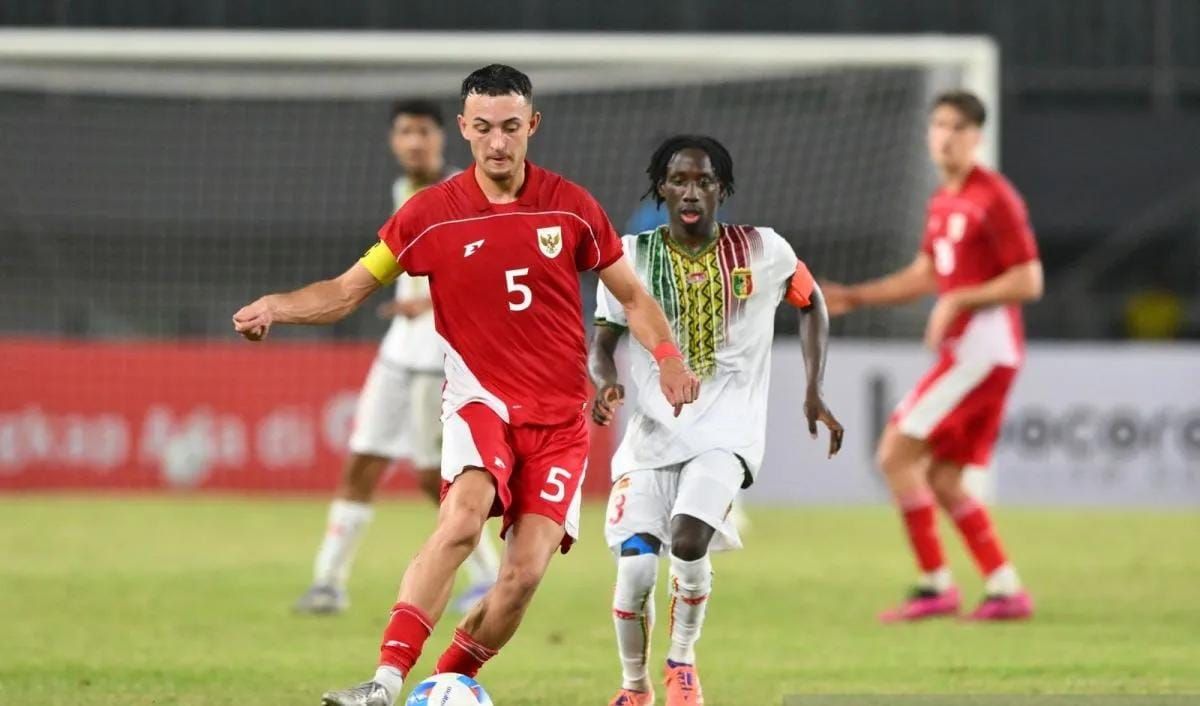 Pesepak bola Timnas Indonesia U-22 Ivar Jenner (kiri) menguasai bola dengan dibayangi pesepak bola Timnas Mali U-22 Hamidou Makalou (kanan) pada laga uji coba FIFA Match Day di Stadion Pakansari, Kabupaten Bogor, Jawa Barat, Sabtu 15 November 2025. T <b>(Antara)</b>