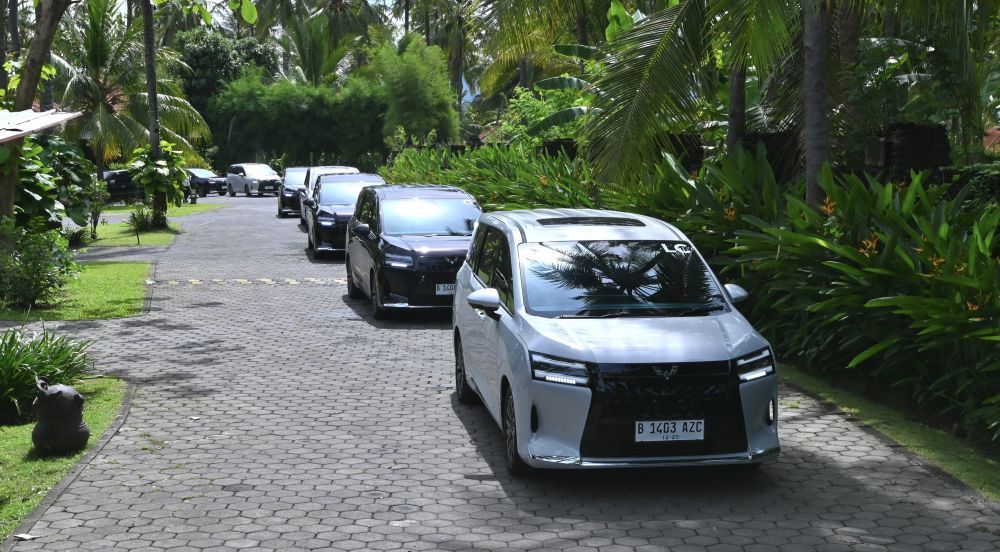 Puluhan jurnalis menuntaskan rute sepanjang 1.200 kilometer bersama Wuling Darion tanpa pengisian ulang bensin maupun listrik. (Foto: Istimewa)