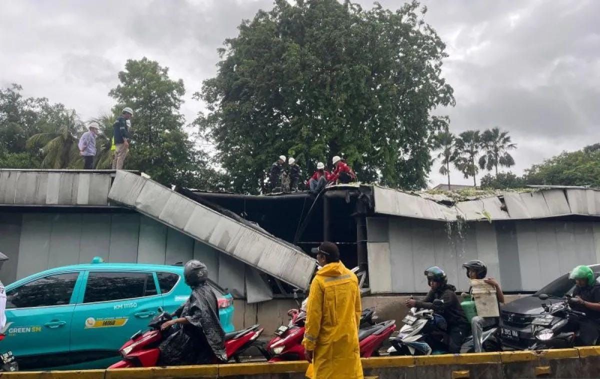 Petugas menangani kerusakan lintasan MRT Jakarta imbas pohon tumbang di Jalan Sisingamangaraja, tepatnya depan gedung Caraka Loka Kementerian Luar Negeri (Kemenlu), Kelurahan Gunung, Kebayoran Baru, Jakarta Selatan, Kamis 20 November 2025. ANTARA/Lut <b>(Antara)</b>