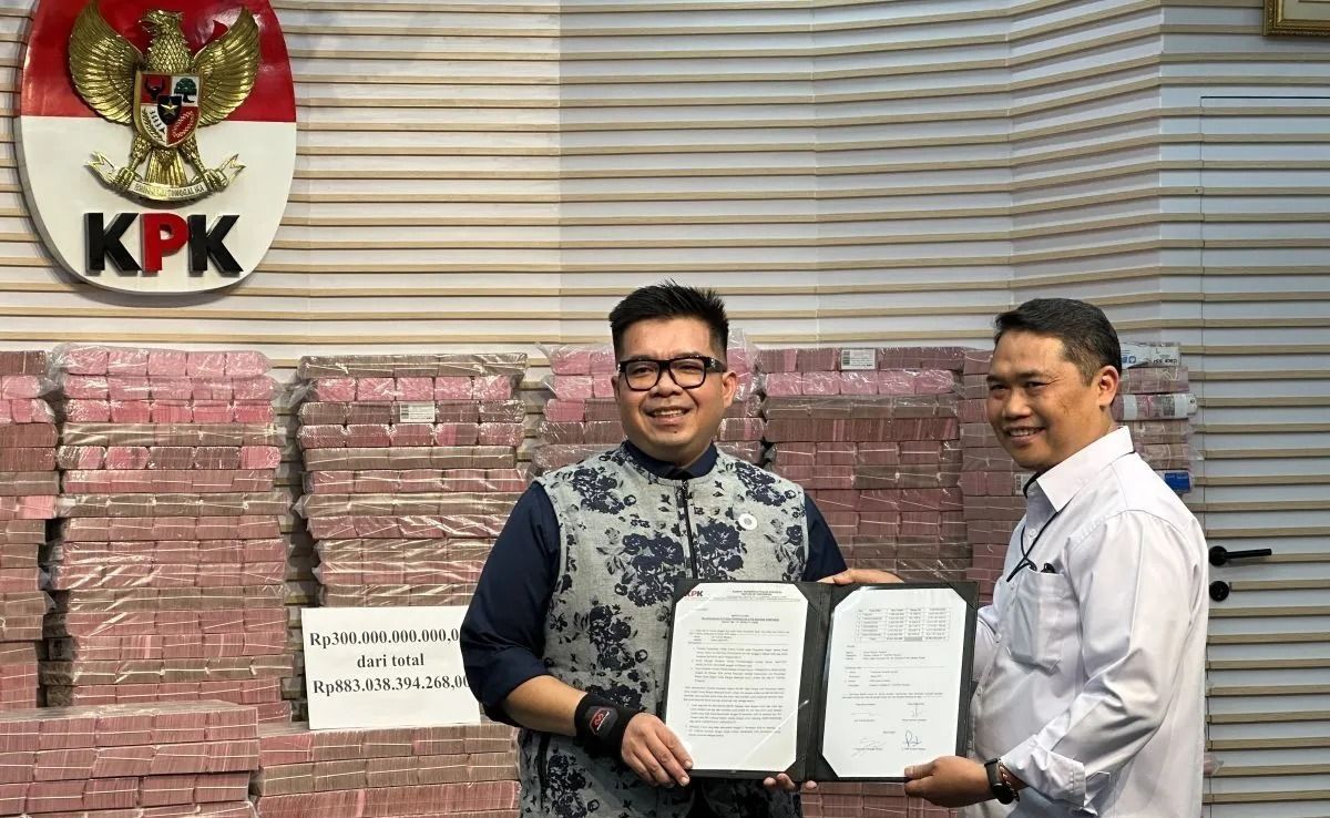 Pelaksana Tugas Deputi Penindakan dan Eksekusi Komisi Pemberantasan Korupsi Asep Guntur Rahayu (kanan) secara simbolis menyerahkan barang rampasan kasus investasi fiktif senilai Rp883 miliar dan enam unit efek kepada Direktur Utama PT Taspen (Persero <b>(Antara)</b>