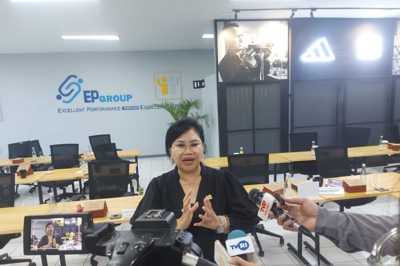 Ketua Tim Komisi VII DPR RI Evita Nursanty saat memberikan keterangan kepada media usai melakukan kunjungan kerja ke PT Panarub Industry Kota Tangerang Banten.  <b>(ANTARA/Irfan)</b>