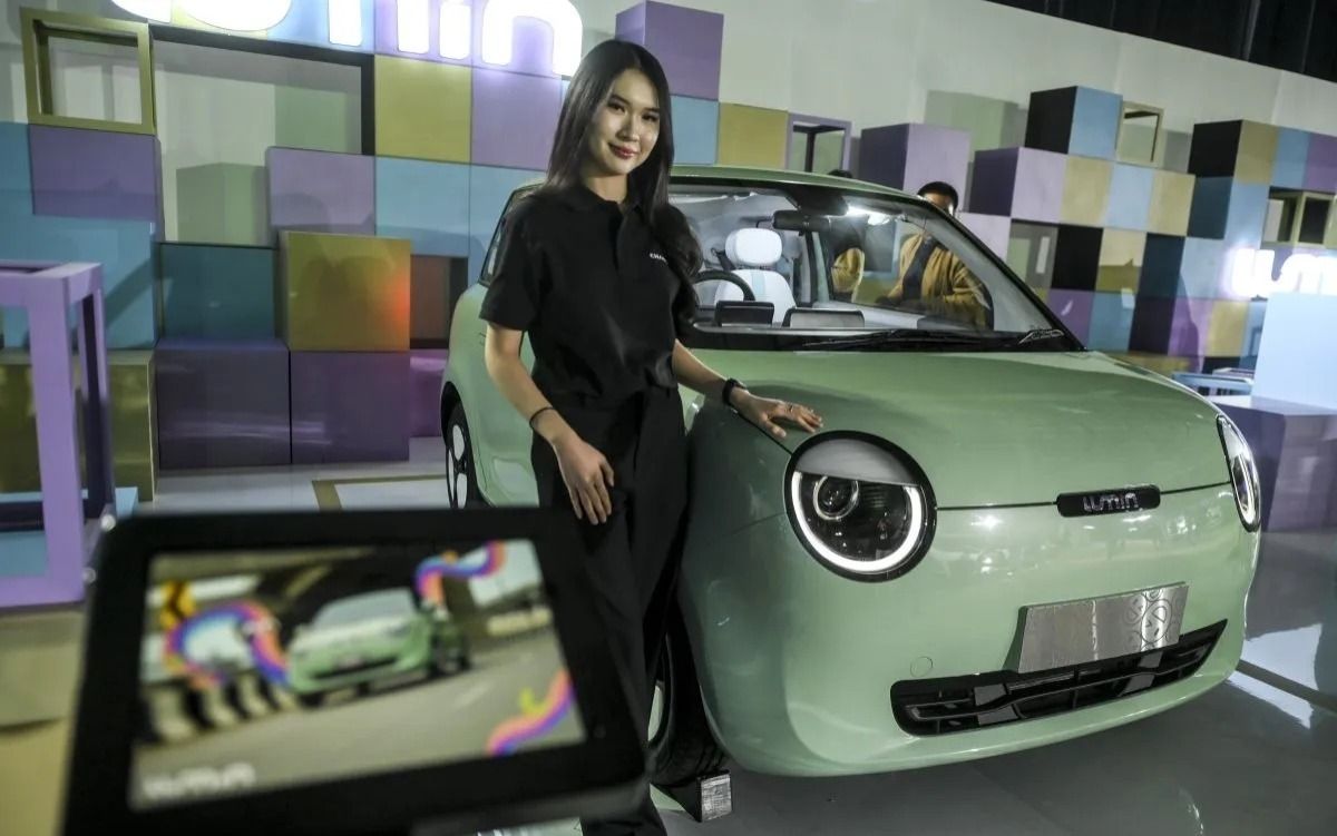 Model berdiri di dekat mobil Changan Lumin saat peluncuran Changan Automobile di Indonesia di Jakarta, Rabu, 19 November 2025. Changan Automobile resmi hadir di pasar otomotif Indonesia dengan menggandeng Indomobil Group yang akan memperkenalkan dua  <b>(Antara)</b>
