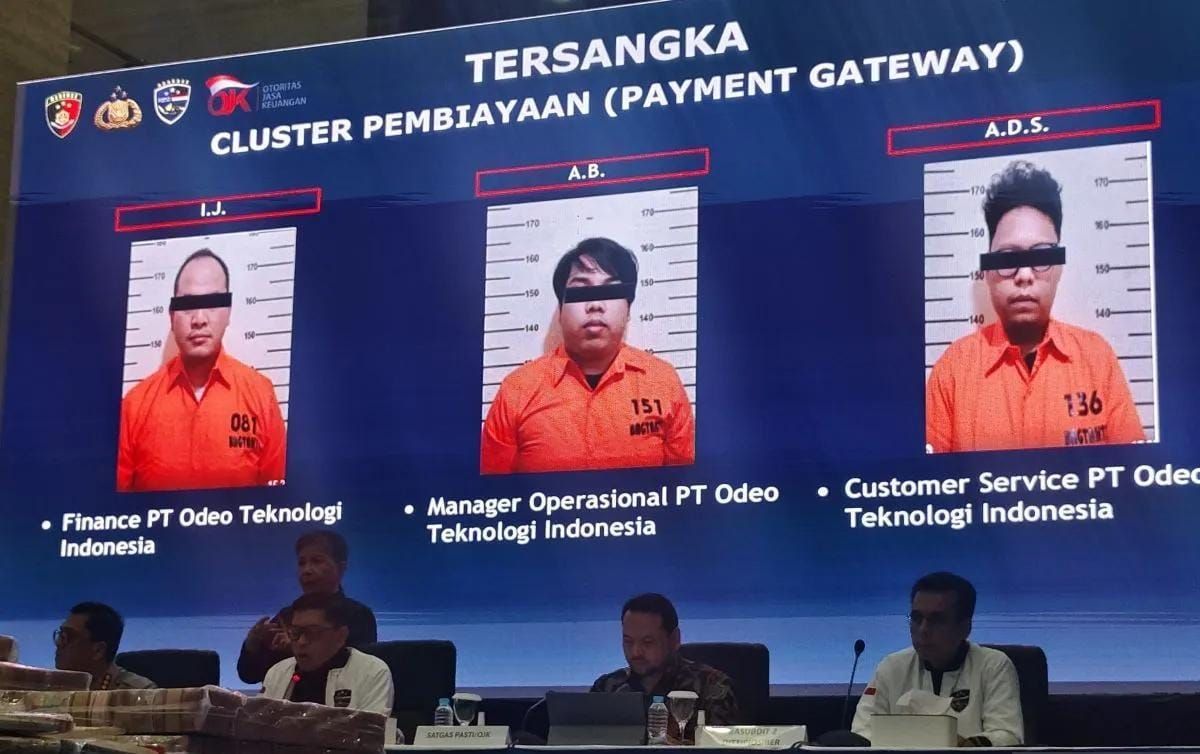 Dittipidsiber Bareskrim Polri menunjukkan foto tiga dari tujuh tersangka kasus dugaan pemerasan dan pengancaman serta penyebaran data pribadi bermodus pinjaman online (pinjol) ilegal bernama &ldquo;Dompet Selebriti&rdquo; dan &ldquo;Pinjaman Lancar&rdquo; di Gedung Bareskri <b>(Antara)</b>
