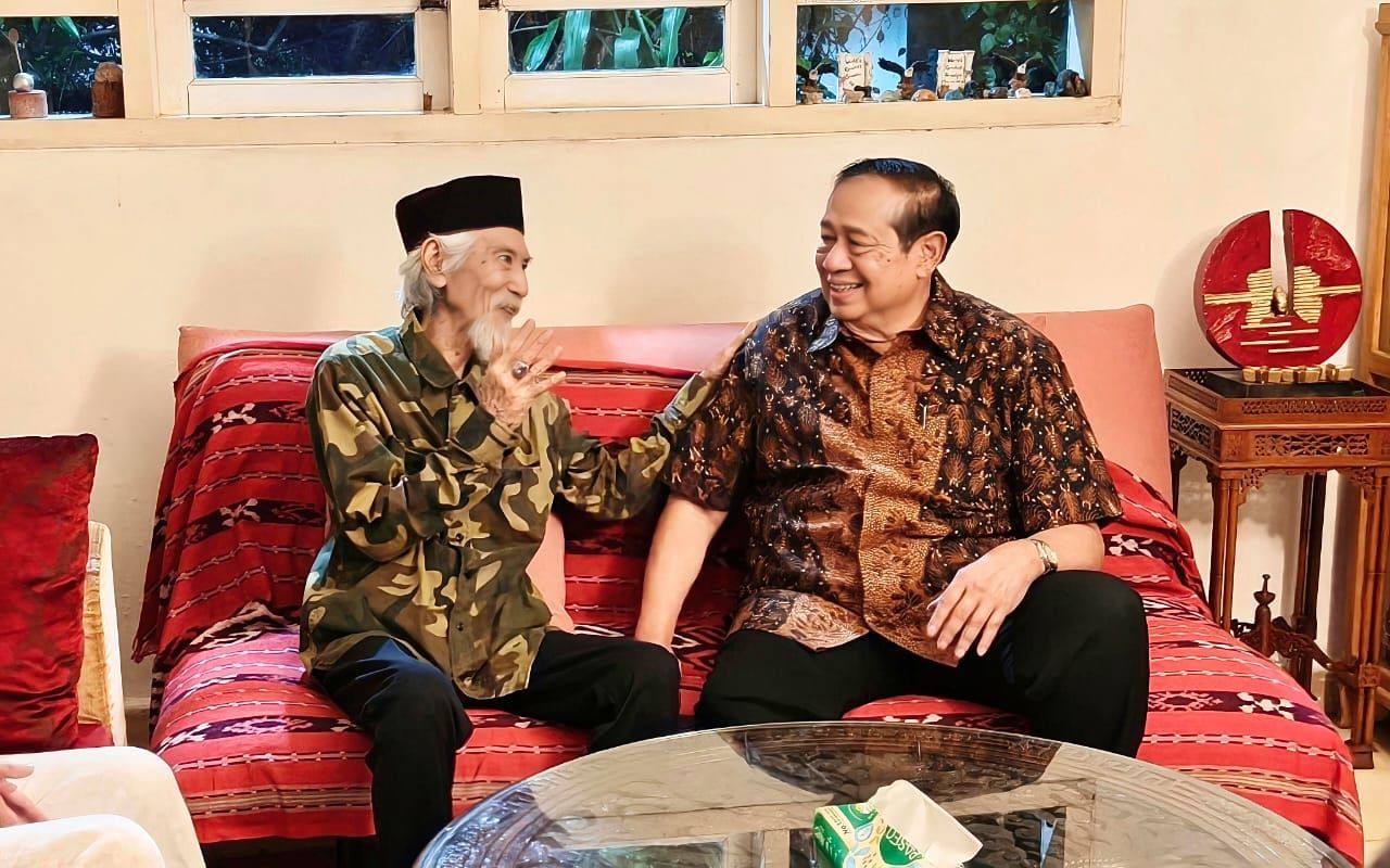 Presiden ke-6 RI Susilo Bambang Yudhoyono atau SBY bersilaturahmi dengan personel Koes Plus, Yok Koeswoyo.  <b>(ist.)</b>