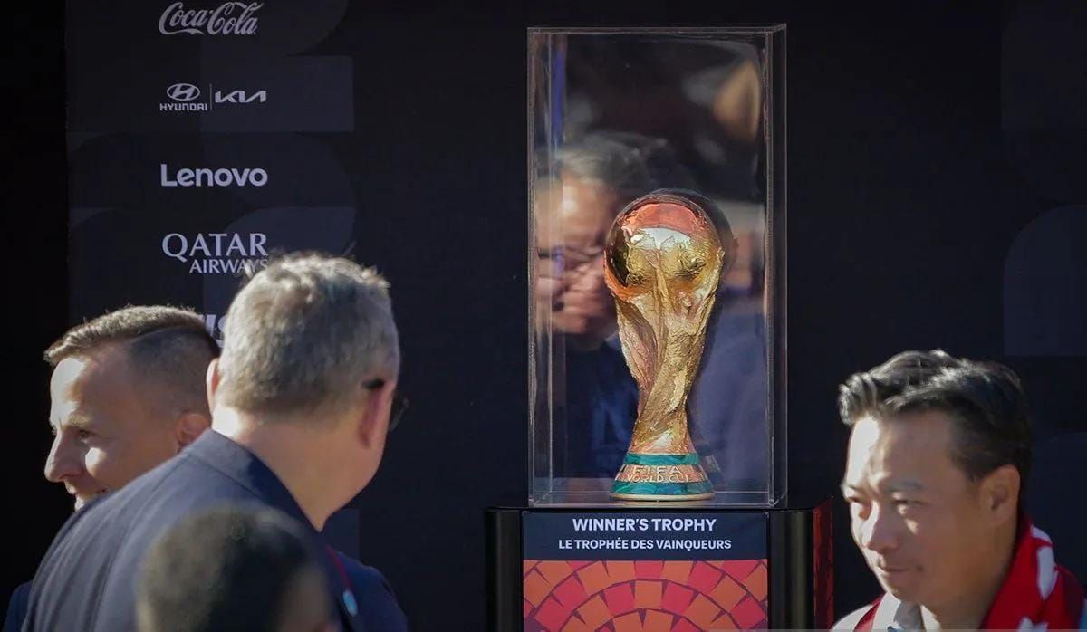 Trofi Piala Dunia FIFA 2026 yang dipajang di Pusat Budaya Italia di Vancouver, British Columbia, Kanada, Selasa 26 Agustus 2025. ANTARA/Xinhua/Liang Sen/aa. <b>(Antara)</b>