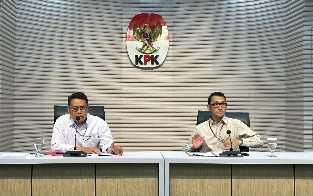 Pelaksana Tugas Deputi Penindakan dan Eksekusi Komisi Pemberantasan Korupsi Asep Guntur Rahayu (kiri) bersama Juru Bicara KPK Budi Prasetyo memberikan keterangan di Gedung Merah Putih KPK, Jakarta, Kamis 20 November 2025. (ANTARA/Rio Feisal) <b>(Antara)</b>