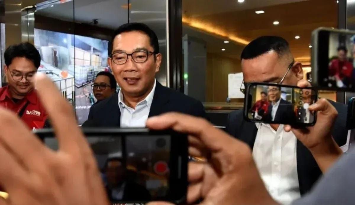 Mantan Gubernur Jawa Barat Ridwan Kamil (tengah) menjawab pertanyaan wartawan usai menjalani pemeriksaan di Direktorat Tindak Pidana Siber Bareskrim Polri, Jakarta, Kamis 28 Agustus 2025. (ANTARA FOTO/Indrianto Eko Suwarso/foc/pri.) <b>(Antara)</b>