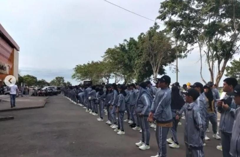 (Pelepasan atlet POPDA di Halaman Kantor Disporapar Kab Paser. Para atlet dilepas oleh Kepala Bidang Olahraga Dispora Paser, Kurniawan)