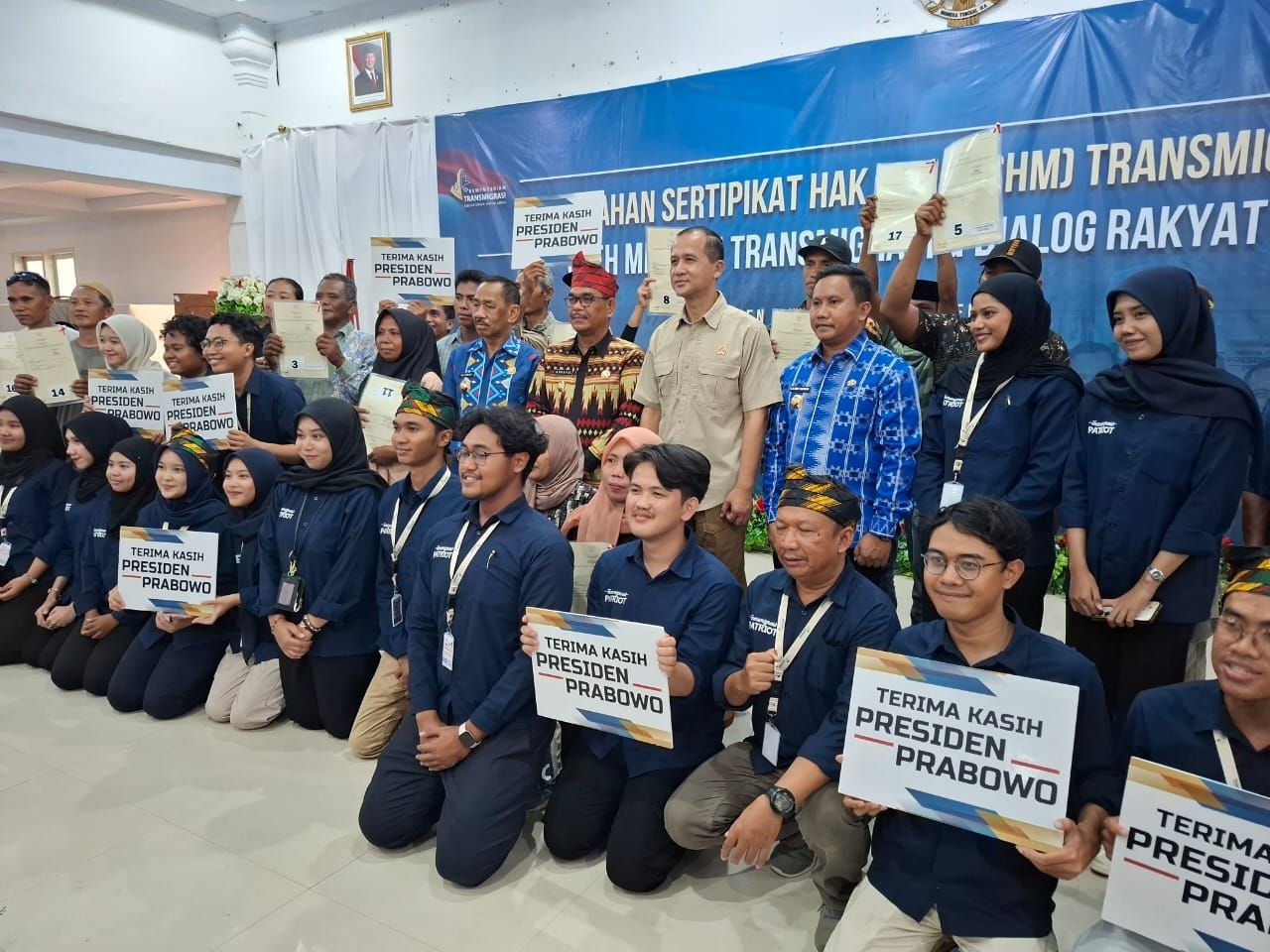 Menteri Transmigrasi, Iftitah Sulaeman Menyerahkan SHM (Sertifikat Hak Milik) ke Warga Transmigran di Kabupaten Muna, Sulawesi Tenggara. <b>(Zaki Islami / Ntv News)</b>