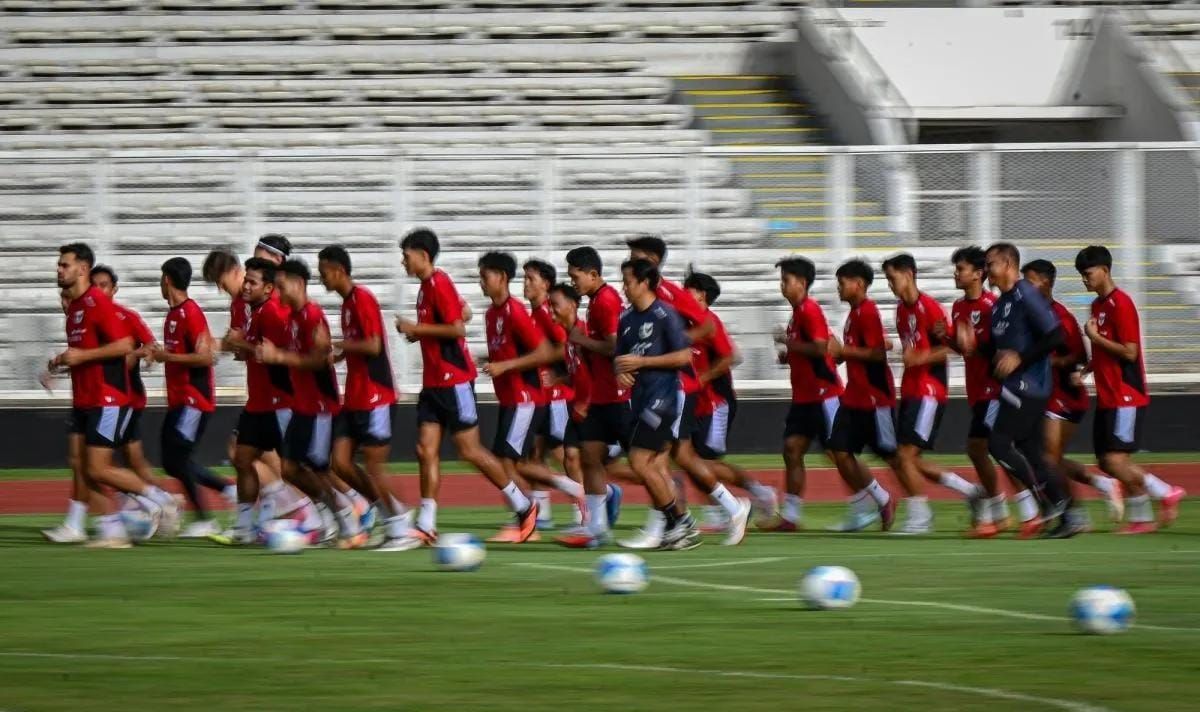 Pesepak bola Timnas Indonesia U-22 mengikuti sesi latihan di Stadion Madya, Kompleks GBK, Senayan, Jakarta, Senin 17 November 2025. ANTARA FOTO/Fauzan/nz <b>(Antara)</b>