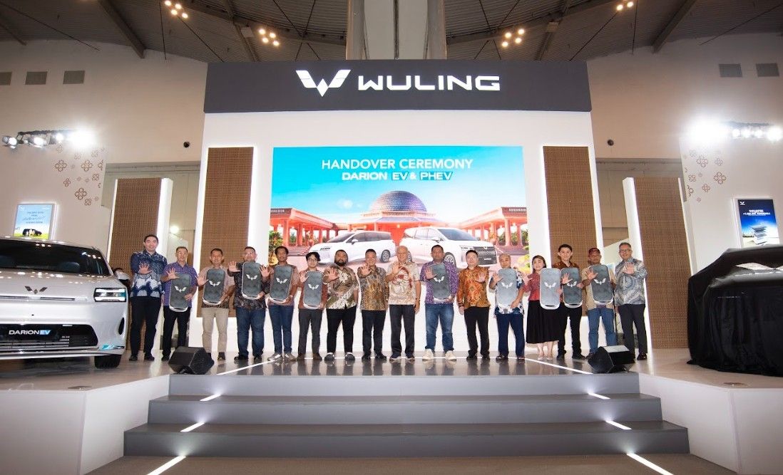Wuling menggelar seremoni penyerahan unit sebagai simbol dimulainya distribusi Darion kepada konsumen di GJAW 2025. (Foto: Istimewa/Wuling Motors)