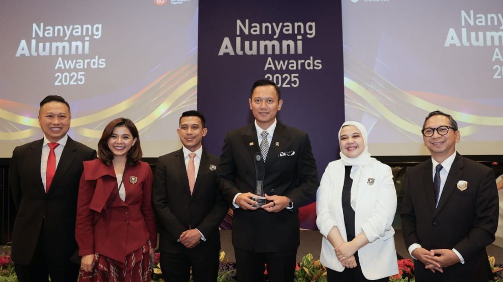 Menteri Koordinator Bidang Infrastruktur dan Pembangunan Kewilayahan, Agus Harimurti Yudhoyono (AHY), dianugerahi Nanyang Distinguished Alumni Award 2025, penghargaan tertinggi bagi alumni Nanyang Technological University (NTU) Singapura, pada Jumat (21/11/2025)/ist