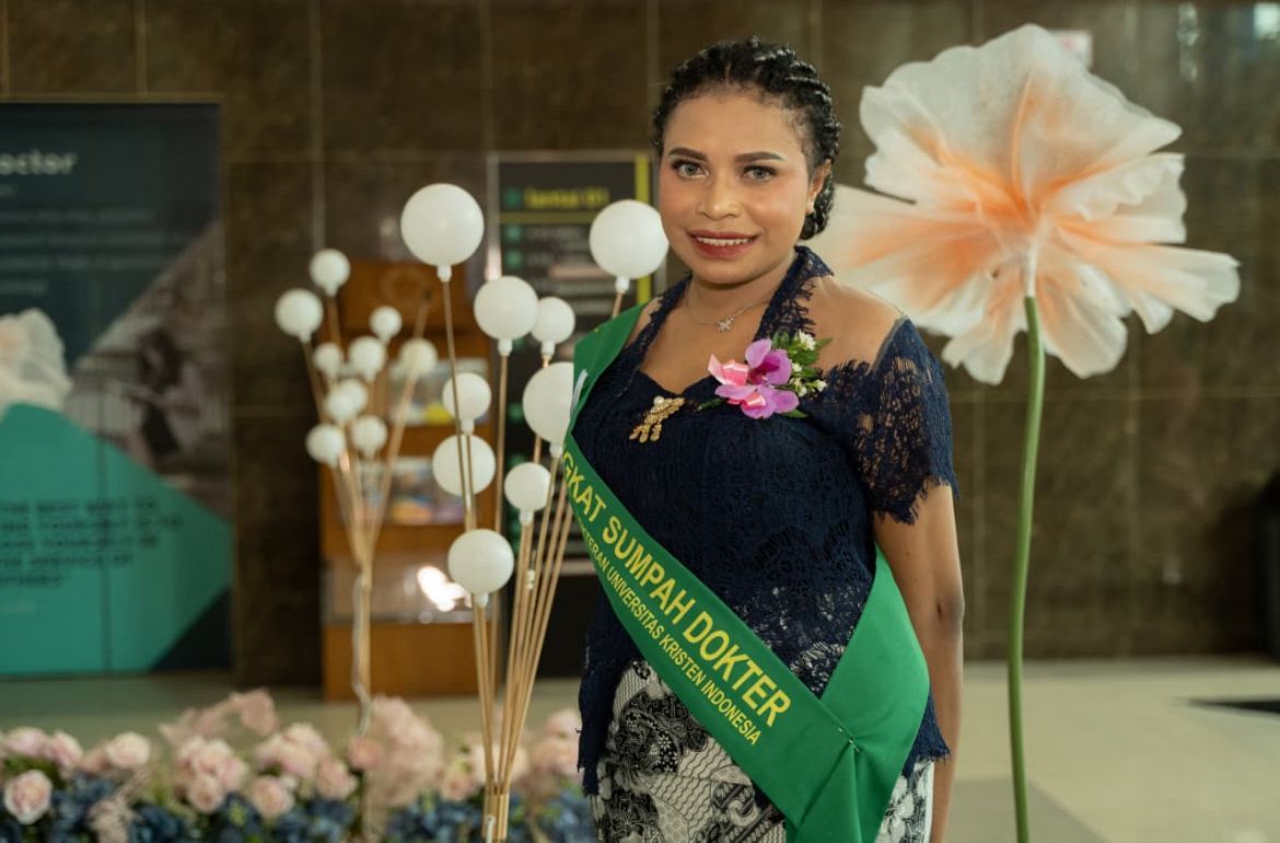 dr. Sephia Chrisilla Jangkup dari Suku Amungme, penerima beasiswa pendidikan PTFI melalui YPMAK meraih gelar dokter dari Fakultas Kedokteran, Universitas Kristen Indonesia. <b>(Istimewa)</b>